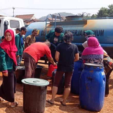 Pembagian Sarana Air Bersih Di Desa Sibanteng
